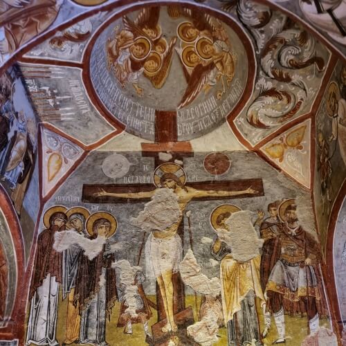 Elmalı Kilise’deki çarmıha gerili İsa freski. Figürlerin yüz kısımları zamanla tahrip olmuş olsa da sahnenin genel kompozisyonu hâlâ belirgin.